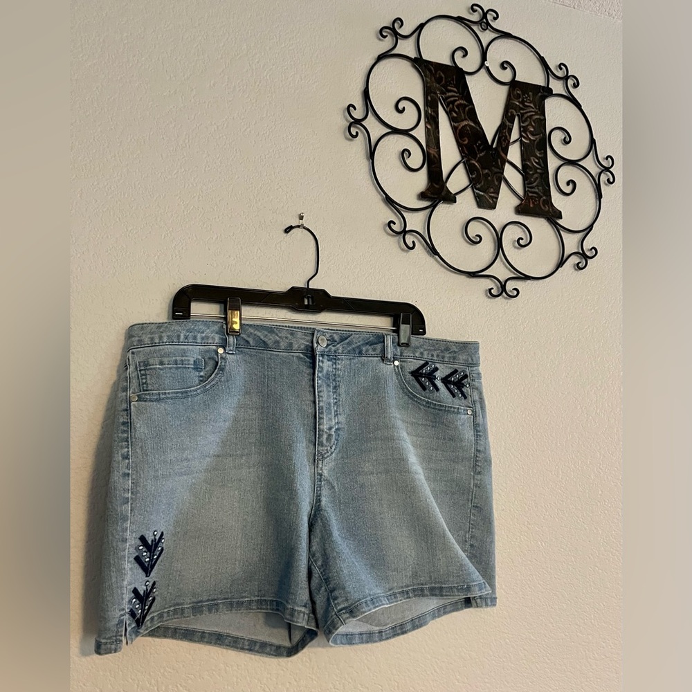 Brand New size 16 jeans short embroidery new without tags